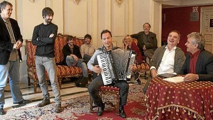 El equipo artístico de la adaptación teatral de &#039;Soinujolearen semea&#039; posa en el Teatro Arriaga junto al escritor de la novela homónima, Bernardo Atxaga.