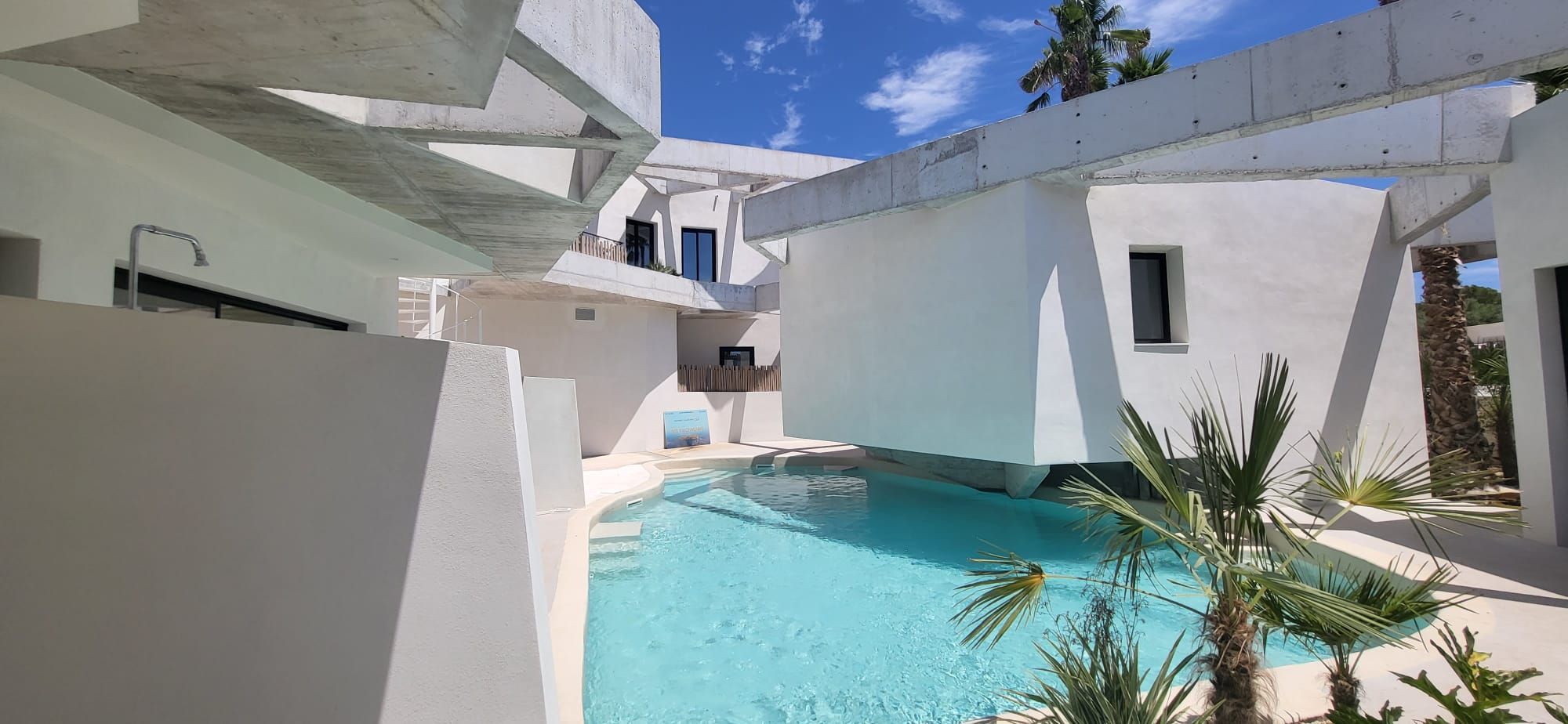 Lo rompedora piscina Mediterranean Sea, diseñada por una constructora donostiarra, para un hotel en Menorca