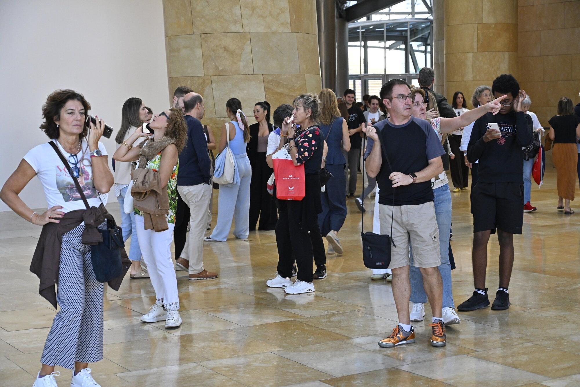 El Museo Guggenheim acoge a miles de visitantes en su 28º cumpleaños