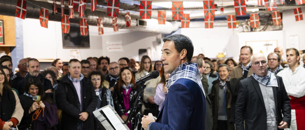 El Lehendakari Imanol Pradales y la vicelehendakari primera y consejera de Política Lingüística, Ibone Bengoetxea, se reunen con la diáspora en la Eskual Etxea de París