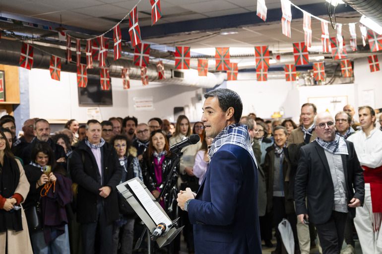 El Lehendakari Imanol Pradales y la vicelehendakari primera y consejera de Política Lingüística, Ibone Bengoetxea, se reunen con la diáspora en la Eskual Etxea de París