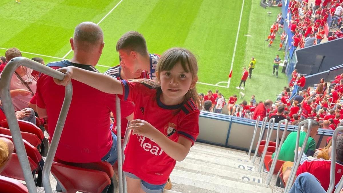 La niña Nagore Albéniz Sanz, en las gradas de El Sadar, donde acude cada vez que hay partido de un club que es socia desde que era bebé.