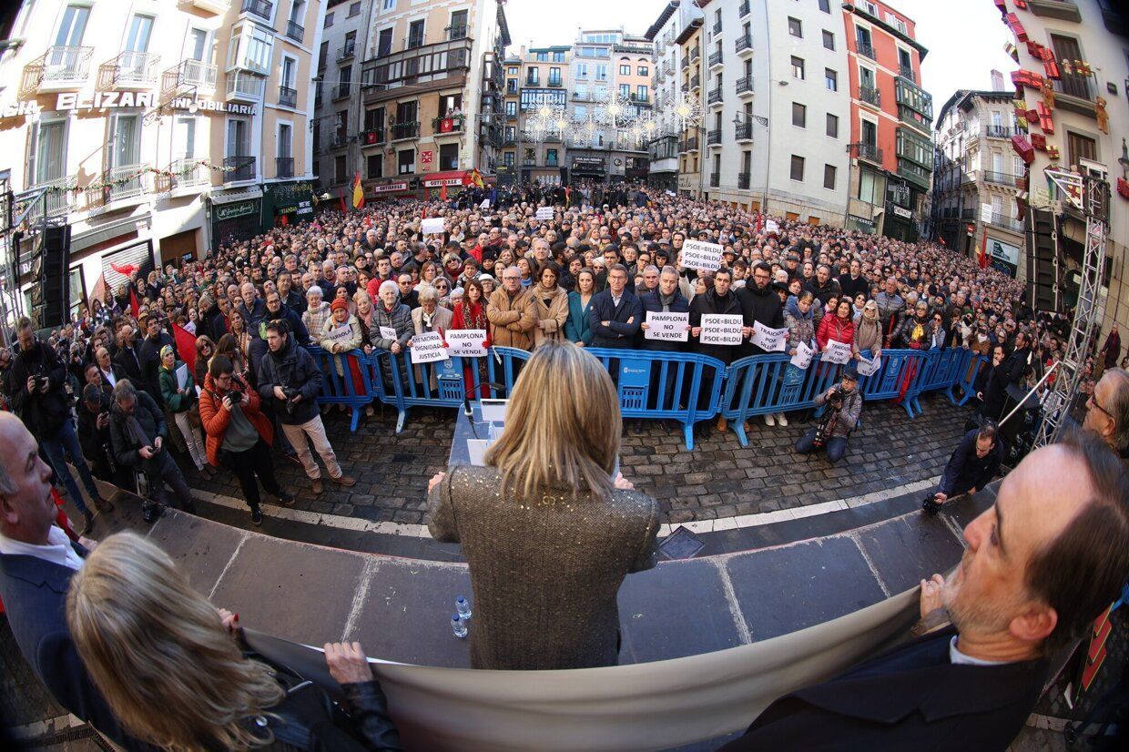 Imágenes de la concentración contra la moción de censura en Iruñea