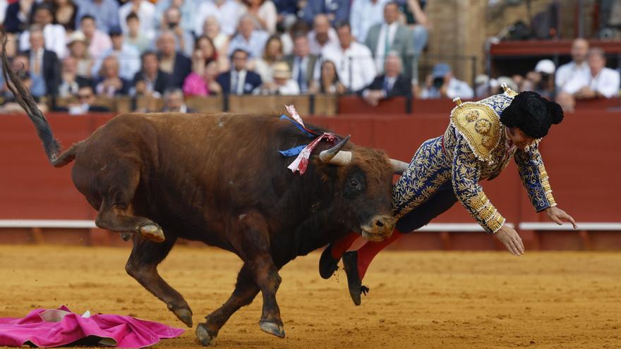 Morante de la Puebla recibe una cornada "muy grave" en Sevilla