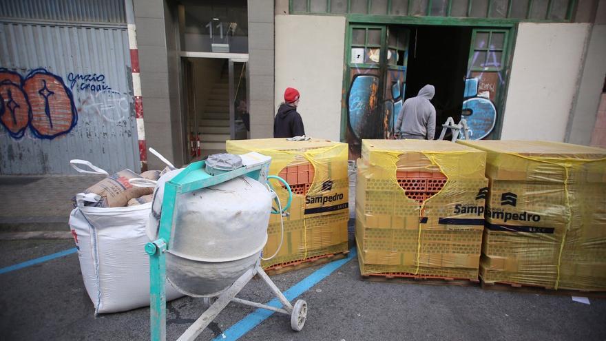Vecinos del inmueble de la bajera desalojada en Azpilagaña: "Hoy es como un día de reyes"