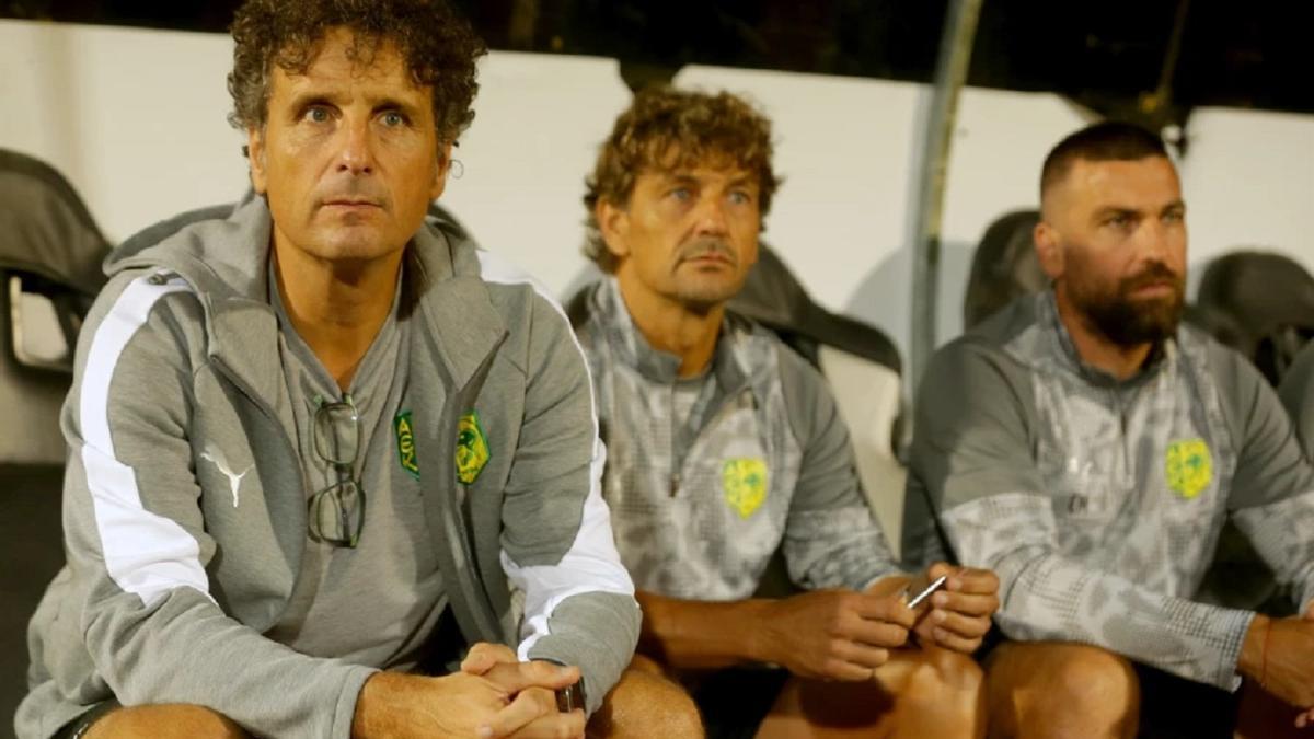 Imanol Idiakez, sentado junto a su hermano Iñigo (ayudante), en el banquillo del AEK Larnaca.