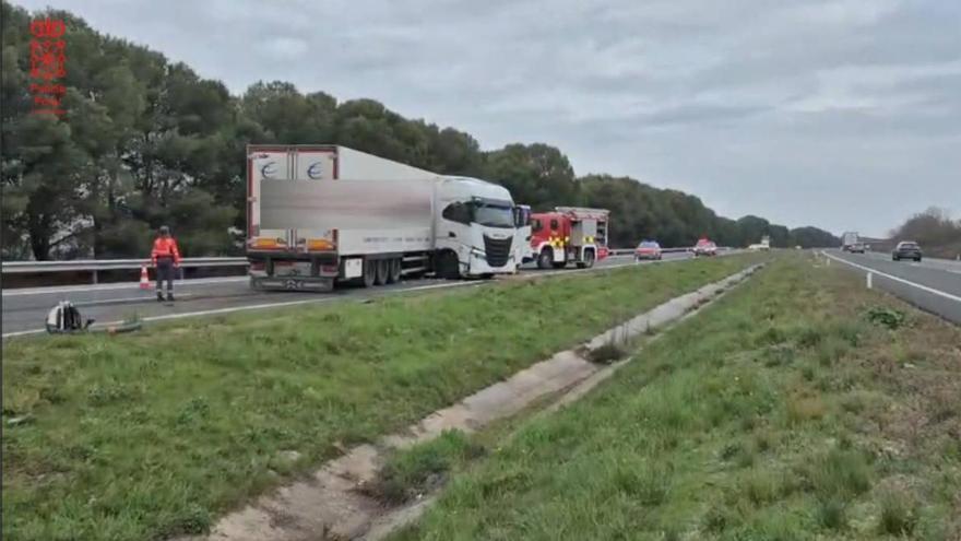 Pierde el control del camión, cruza la mediana e invade dos carriles de la AP-15 a la altura de Villafranca