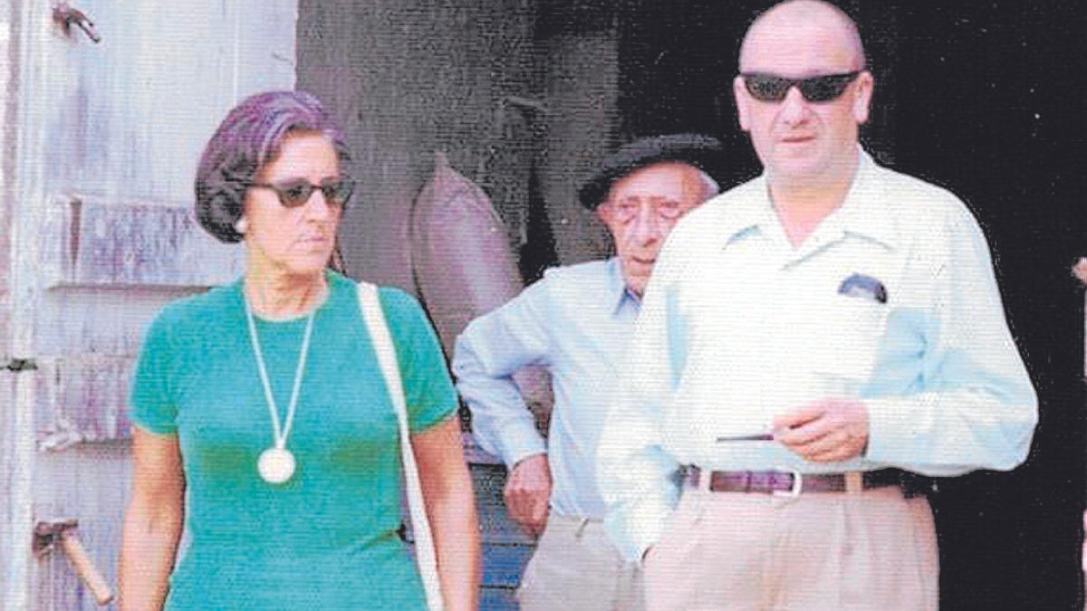 Inza junto a su mujer Feli Milikua y Manuel Robles Arangiz detrás.