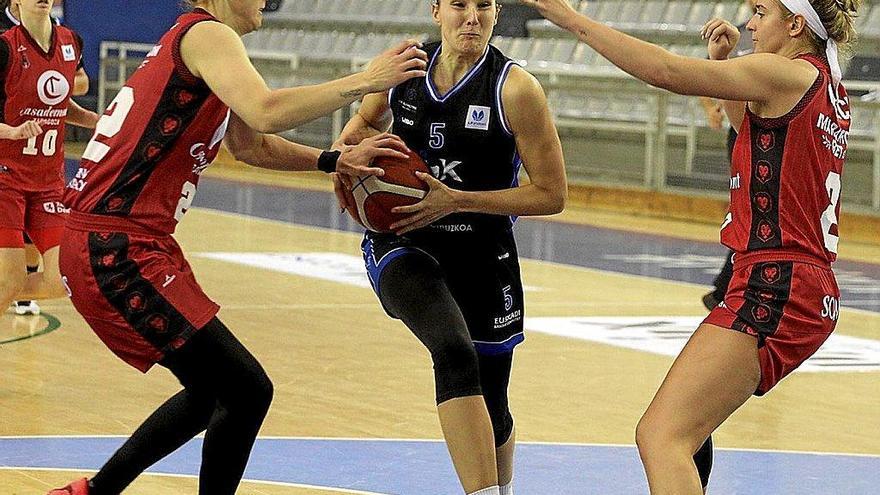 María Erauncetamurguil, autora de 12 tantos, entra a canasta ante la oposición de dos rivales. Foto: Iker Azurmendi