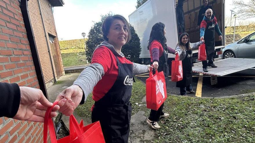 Coca-Cola reparte 200 comidas navideñas junto a Galdakaoko Boluntarioak