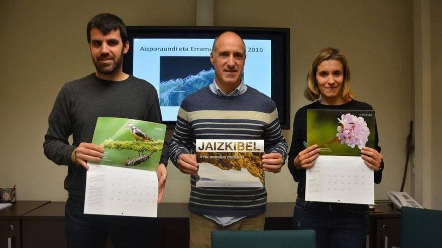 Iñaki Sanz, Juan Luis Silanes y Anais Mitxelena, con el calendario.