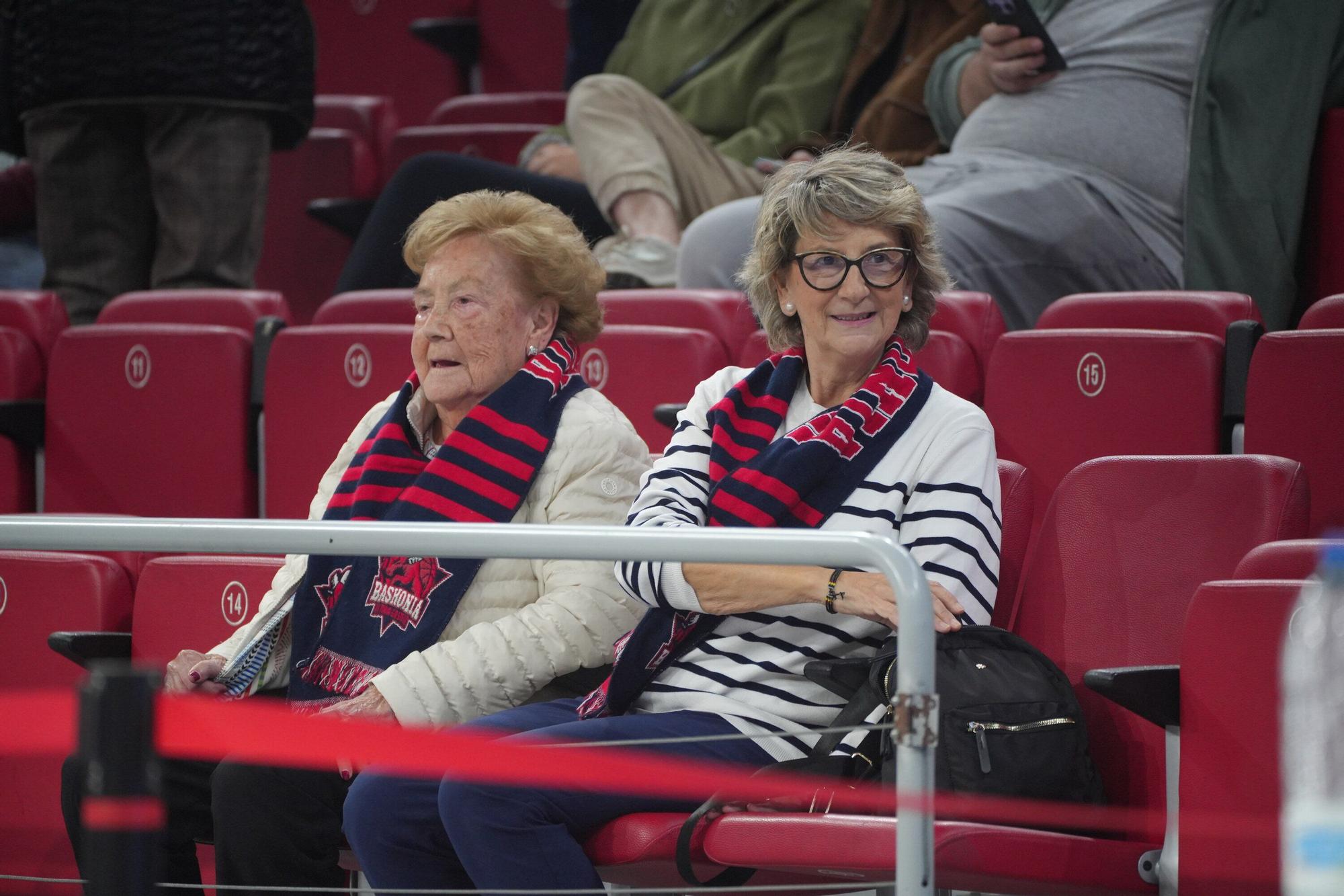 En imágenes: Ambientazo en el Baskonia - Olympiacos (¡Búscate en las fotos!)