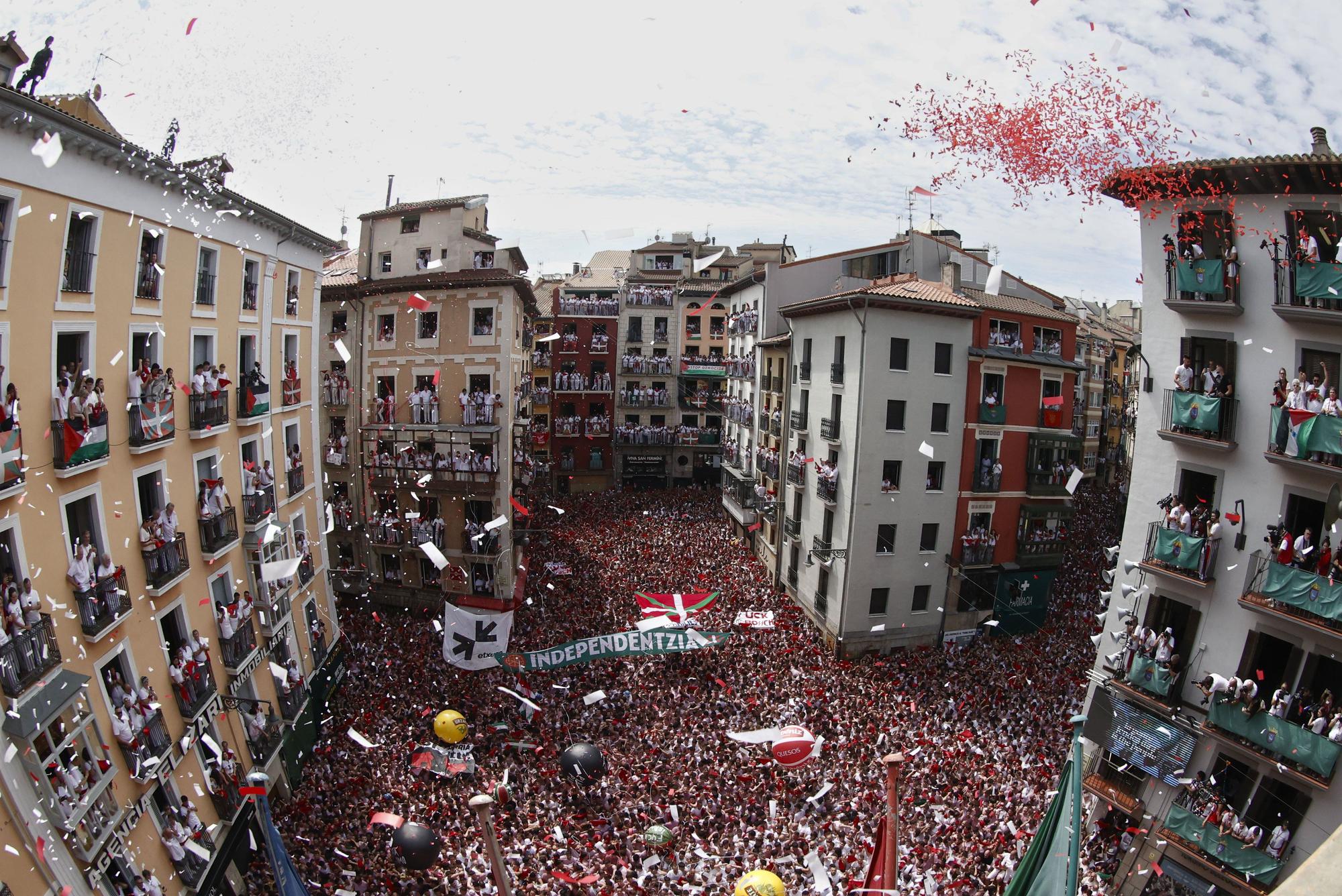 Fotos del  Chupinazo de San Fermín 2025 en Pamplona: ¡La fiesta más internacional se enciende con un grito solidario por Palestina!