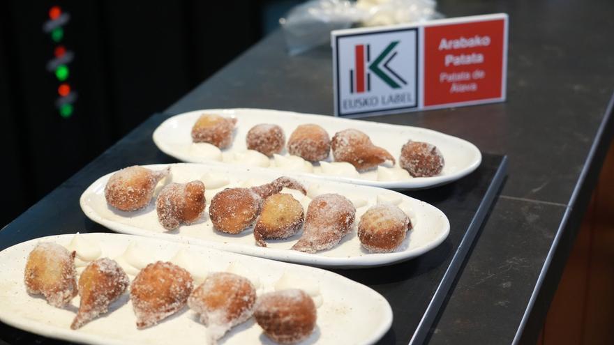 Buñuelo del Anboto de Patata de Álava con haba tonka