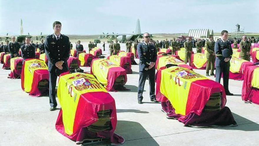 Féretros de los militares españoles muertos en el accidente del avión Yak-42 en Turquía.