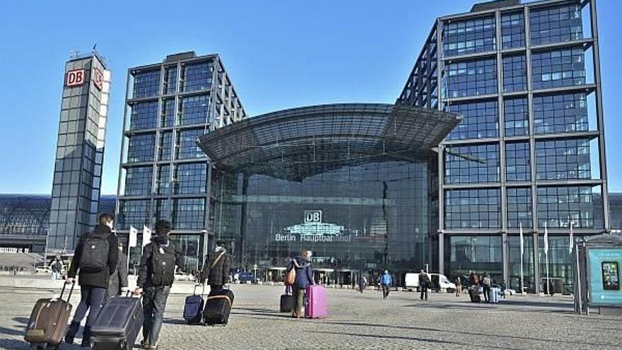 Varias personas se dirigen a la estación central de Berlín