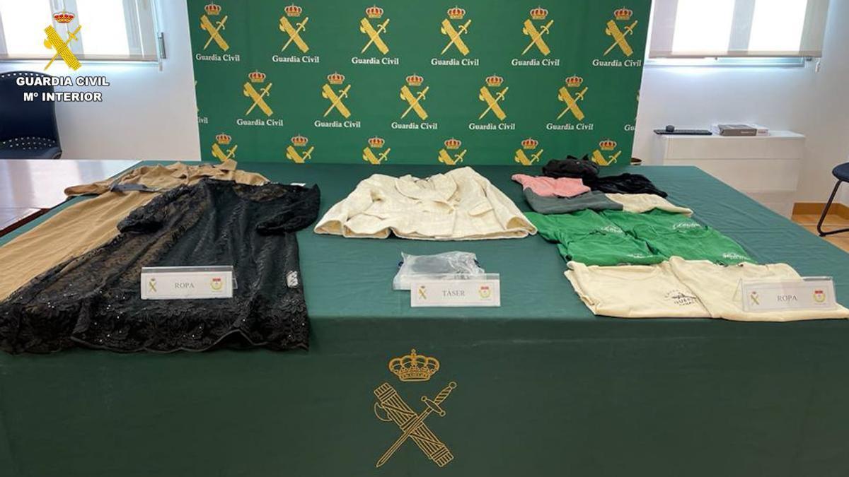 Imagen de la ropa incautada en la operación