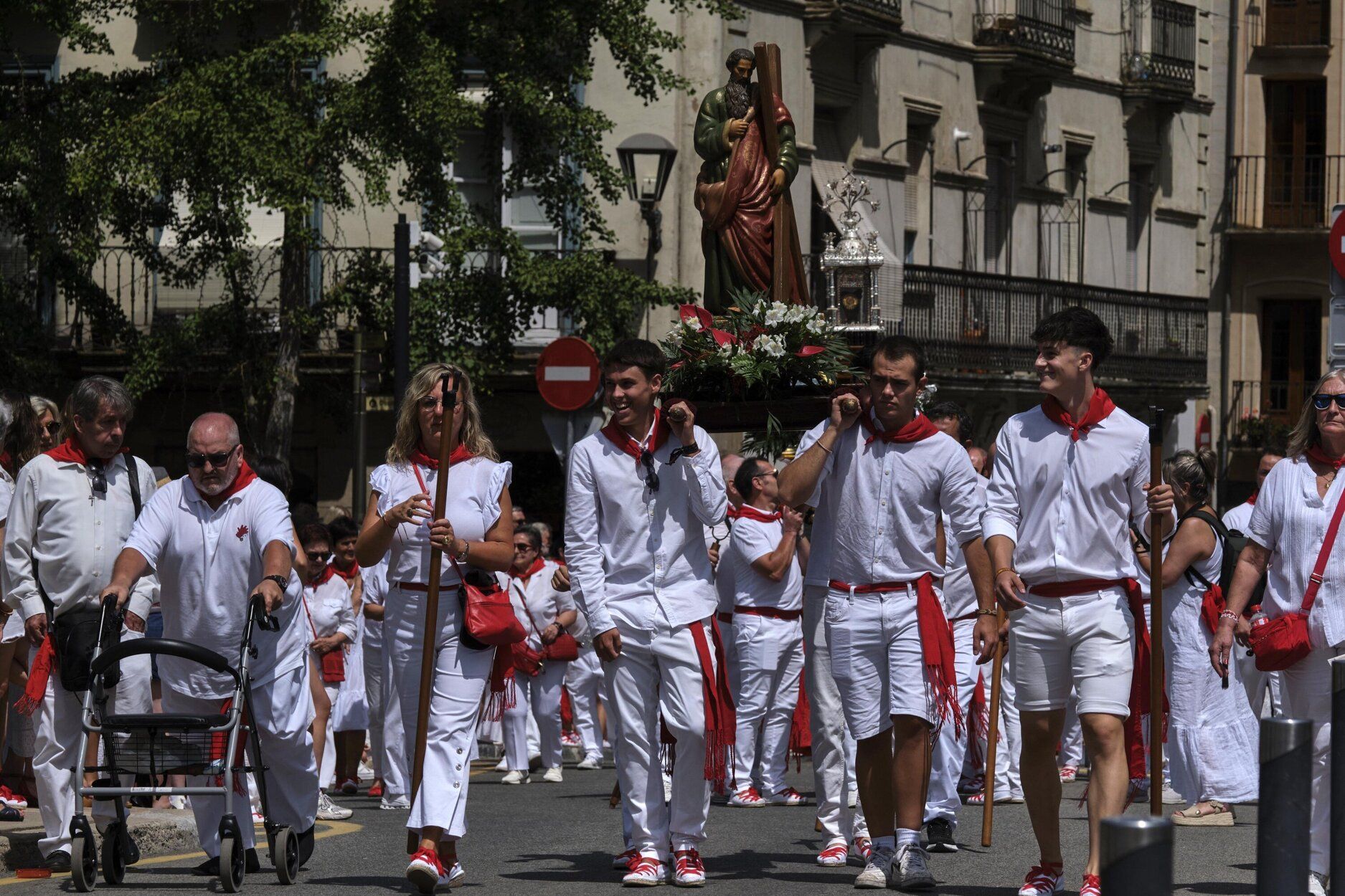 Fotos de la procesión y la pañuelada de este domingo en fiestas de Estella-Lizarra