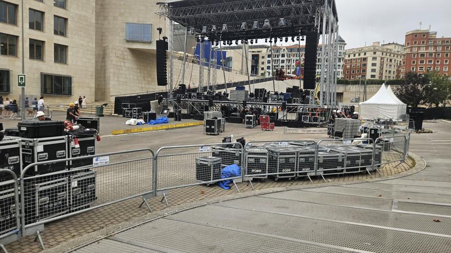 El escenario de Abandoibarra está listo para acoger el primer concierto de Aste Nagusia