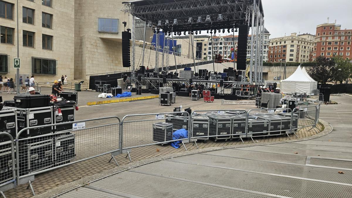 Imagen de los operarios trabajando en el montaje del escenario a las 16.30 horas de este domingo