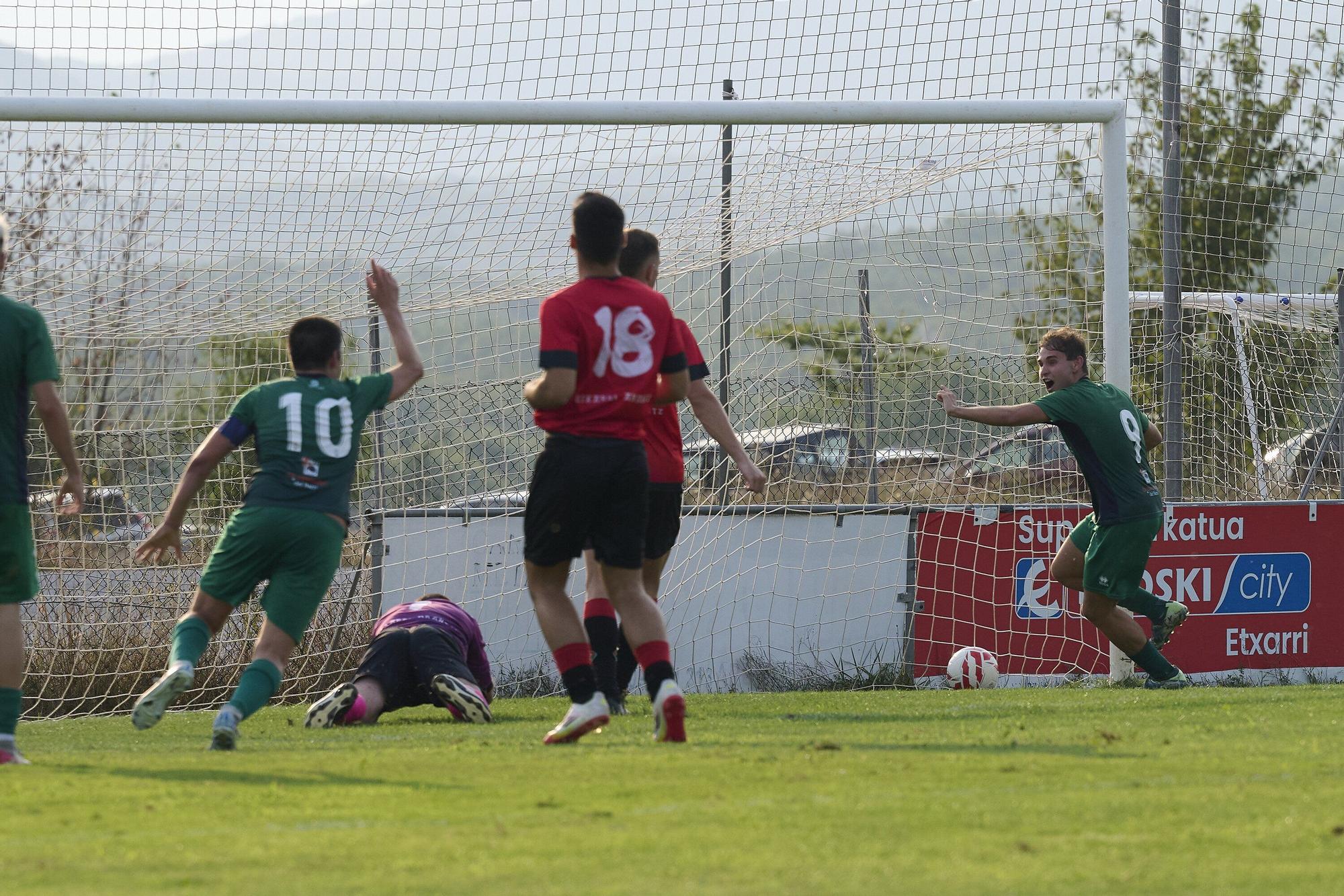Fotos del Etxarri - Lourdes. Ida de la final de la Supercopa Navarra.