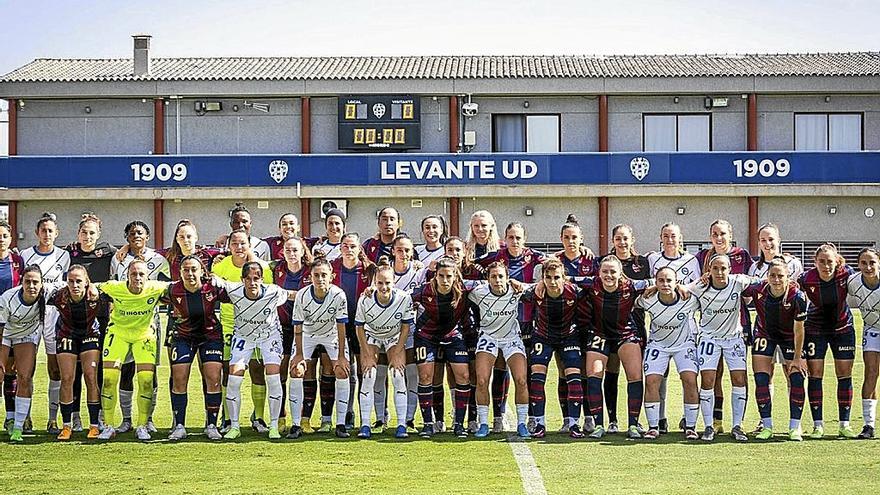 Las jugadoras del Levante y Las Gloriosas posan el pasado domingo tras suspenderse el partido.