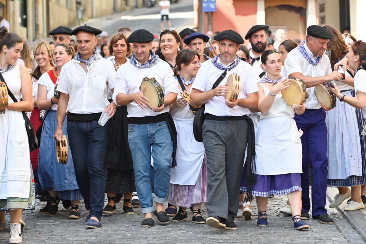 Gran ambiente en el desfile de la Euskal Jira de Irun
