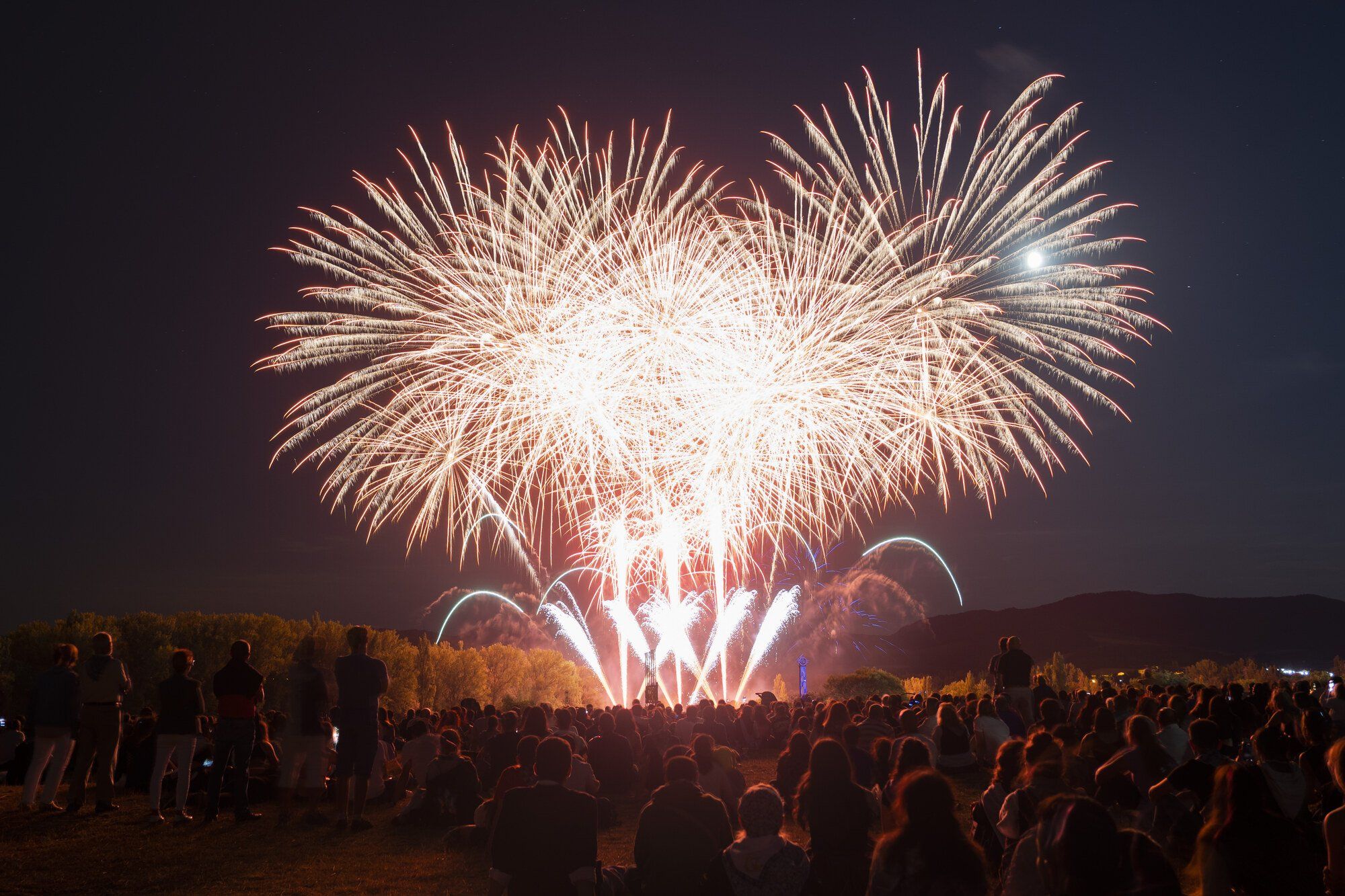 Revive los fuegos artificiales de la pasada noche