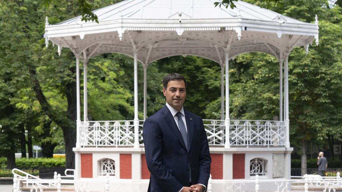 El lehendakari, Imanol Pradales, posa durante la entrevista.
