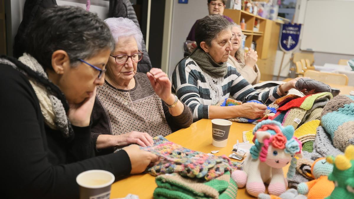 Tejiendo en Vitoria será reconocido con la categoría +Álava 2024 de los Premios Álava+ Sariak por su labor solidaria con las agujas