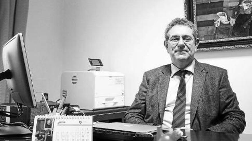 El doctor Martín Carrasco abrió el ciclo sobre cuidadores de alzhéimer en Elizondo.