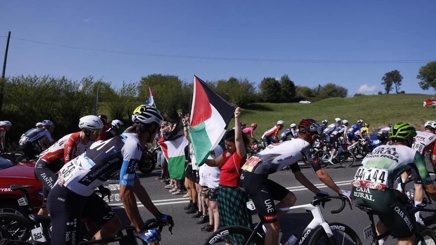 Doce detenidos en las protestas propalestinas que cortaron la Vuelta en el Angliru