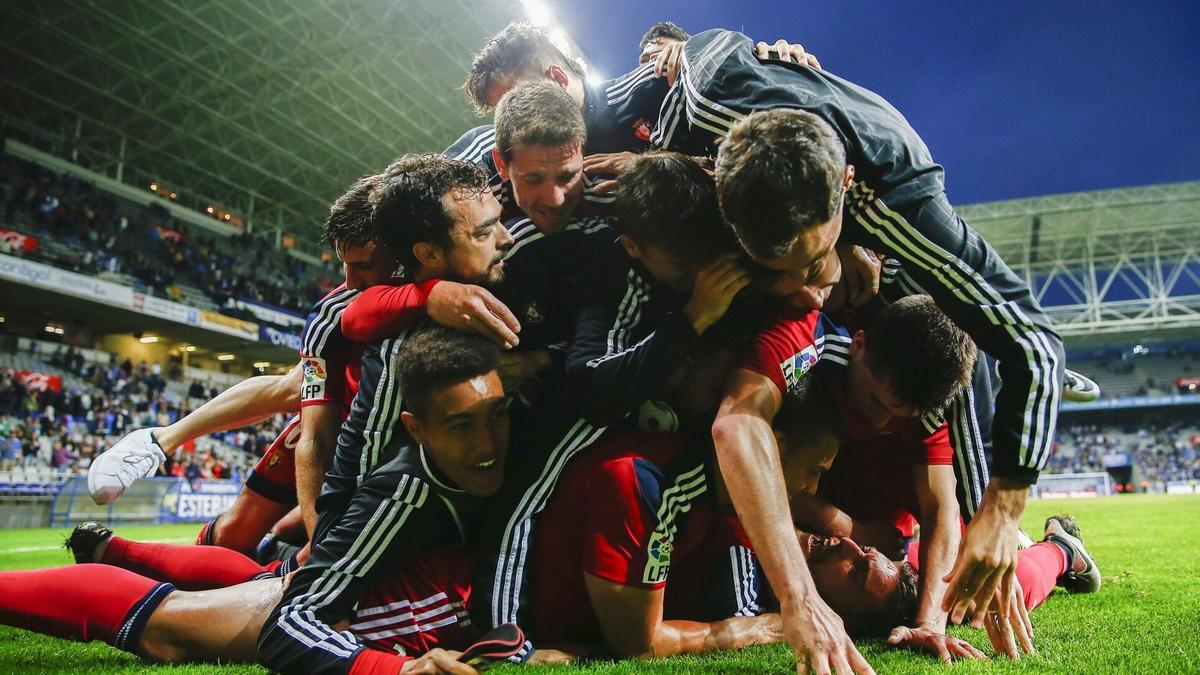 Piña de jugadores de Osasuna celebrando la clasificación para la fase de ascenso