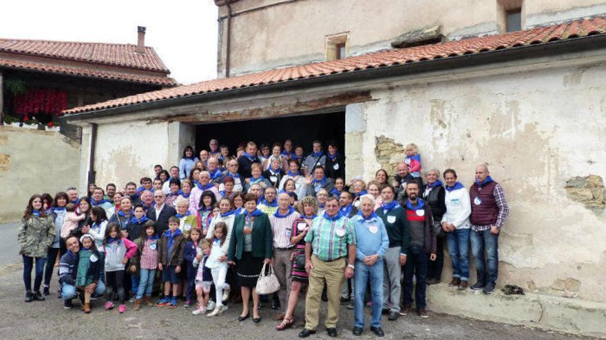 Foto de grupo de las alrededor de 130 personas que se han reunido en Enkarterri durante el fin de semana.