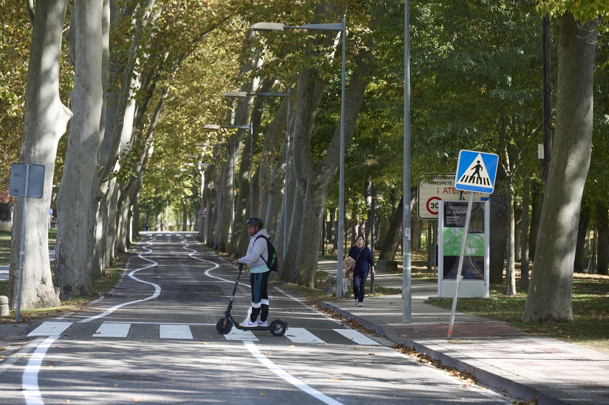 Fotos de las líneas serpenteantes de la carretera de la Universidad de Navarra