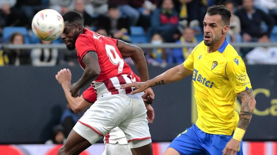 Iñaki Williams remata a gol una falta lanzada por Iker Muniain pero que fue anulado por fuera de juego.