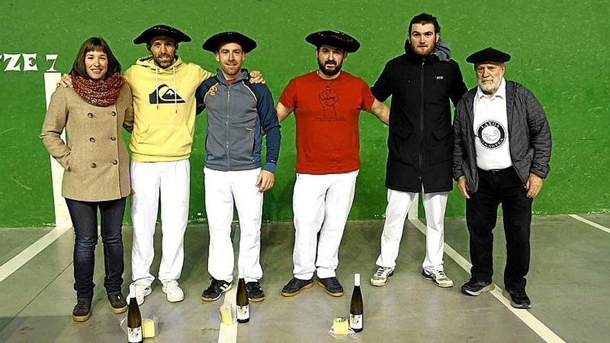 El equipo de Erratzu, con sus txapelas por segundo año consecutivo.