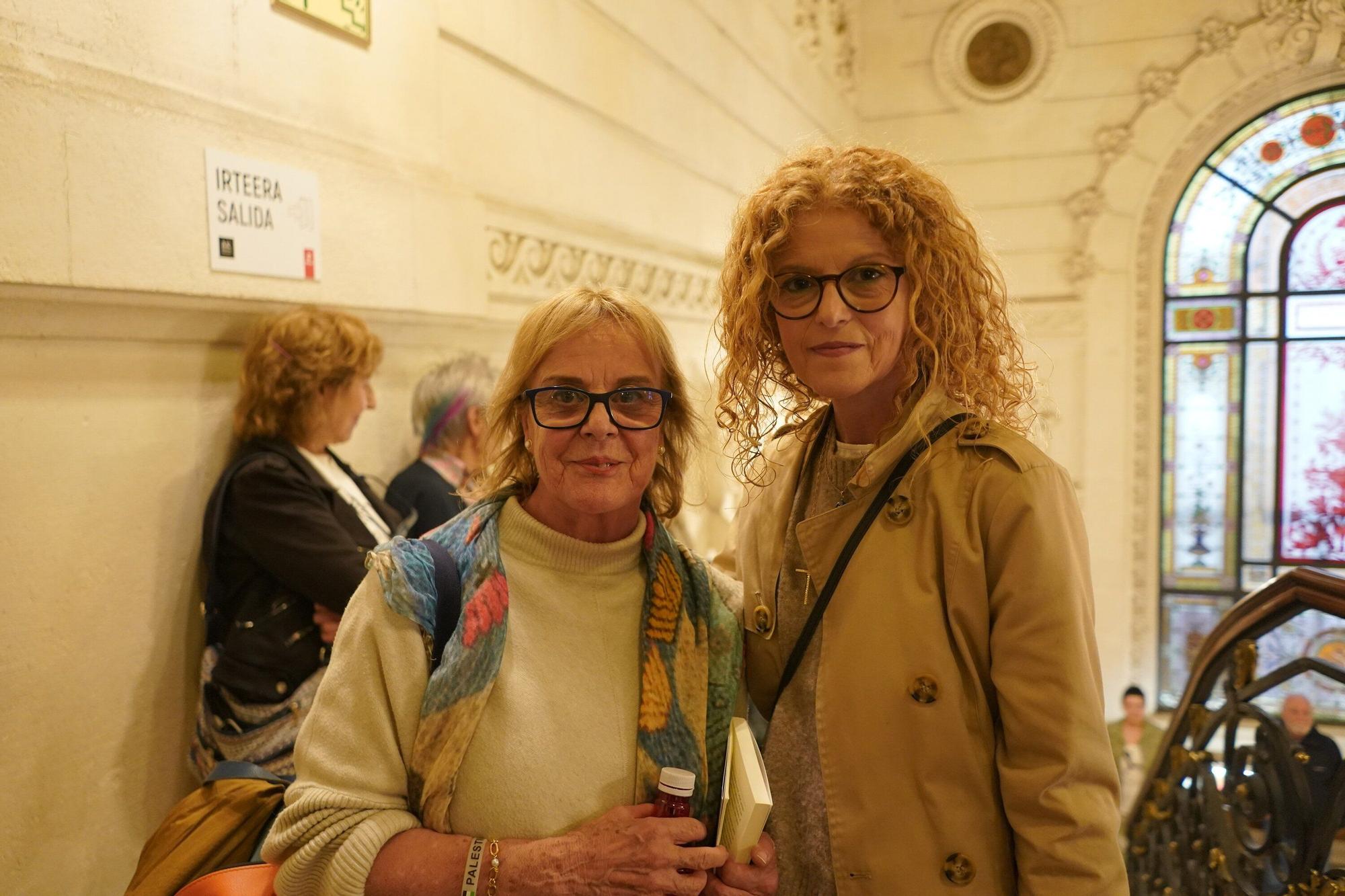 Tami Castillo y Nieves Gómez fueron las primeras en llegar a la presentación del libro.