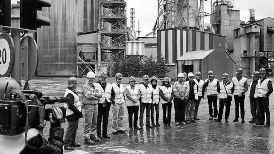 Parlamentarios, miembros del comité y directivos de Portland, ayer en la visita a las instalaciones.