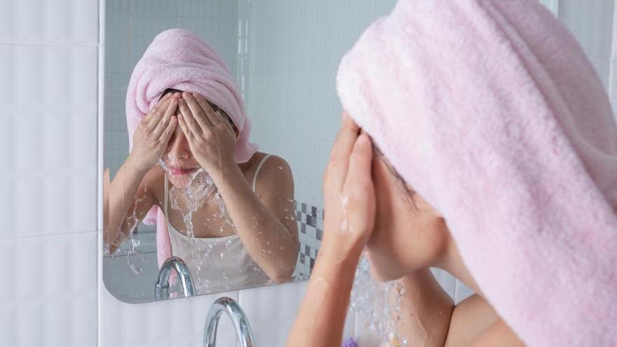 Limpiarse la cara en 3 pasos: una dermatóloga dicta sentencia sobre la mejor forma de cuidarse la piel