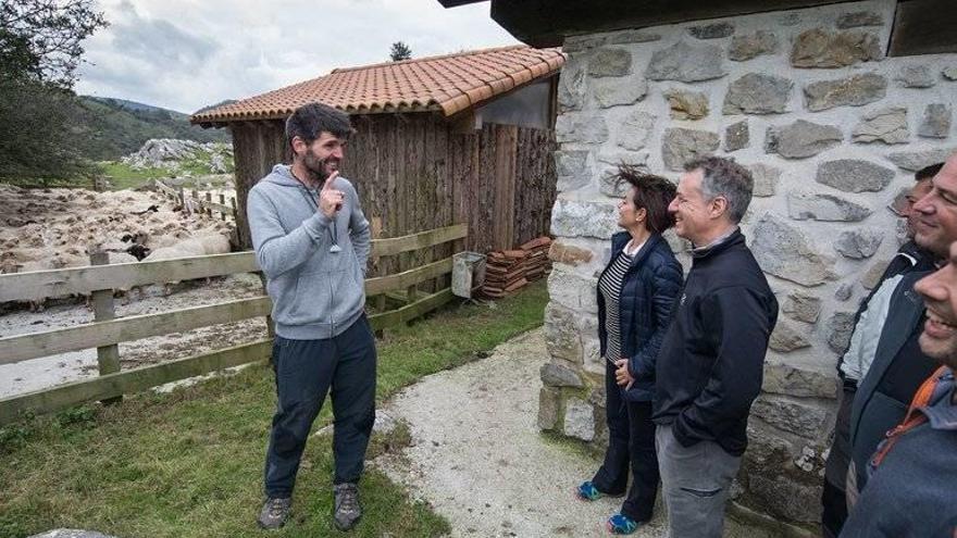 Urkullu se interesa por la elaboración del queso Idiazabal