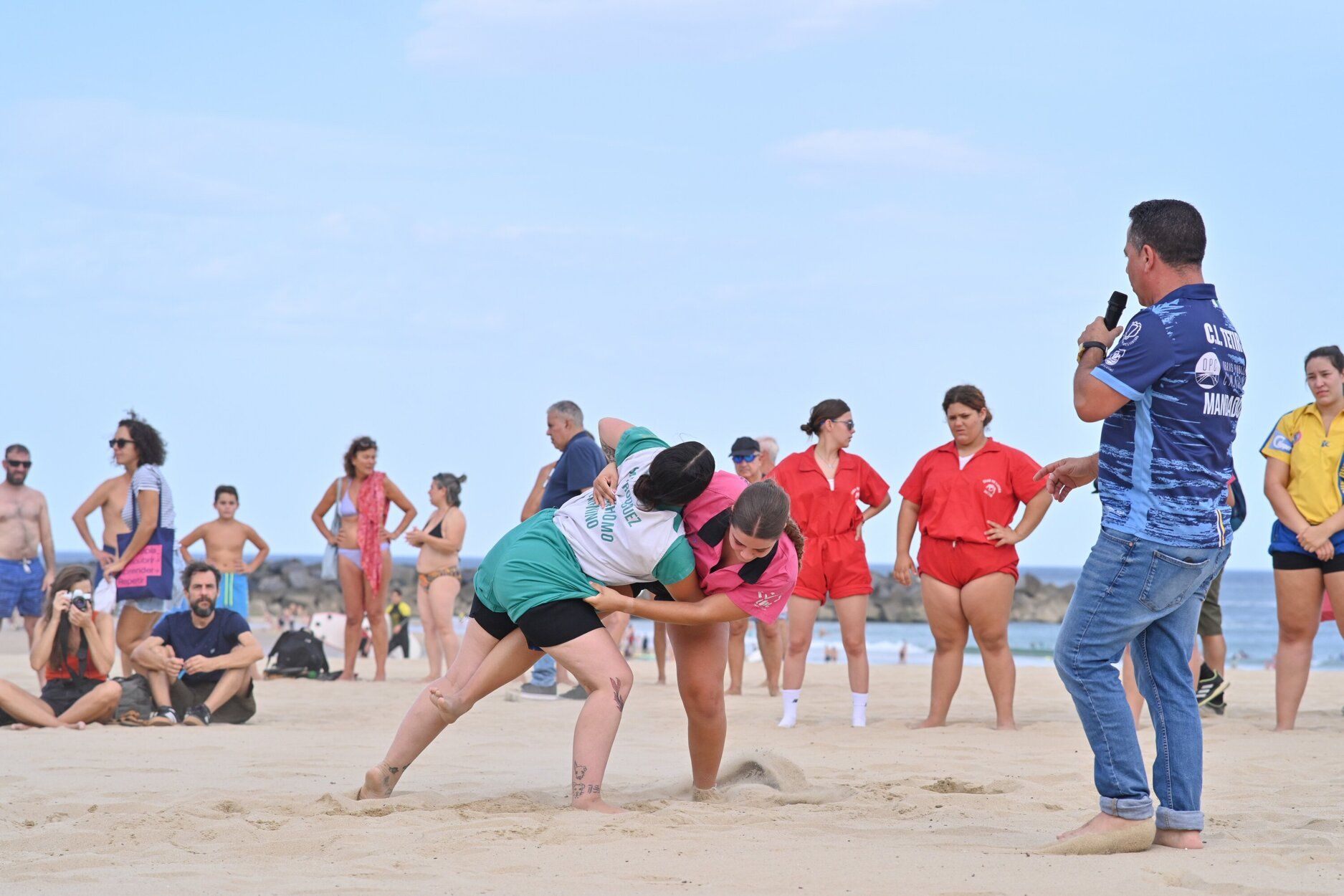 Espectacular exhibición de lucha canaria en la playa de la Zurriola