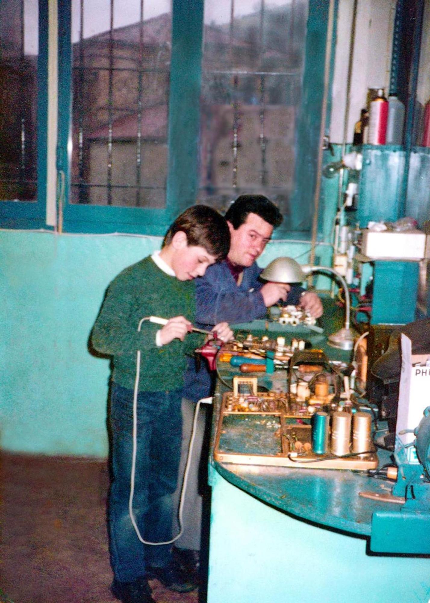 Juantxo y su padre, en el taller de este último, a comienzos de los años 80 (fotografía restaurada por Pako Vierbücher).