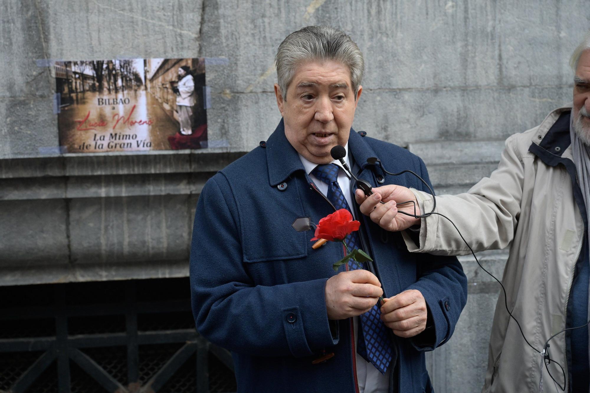 En imágenes: Rosas y poesía para Lucía, la mimo de la Gran Vía de Bilbao