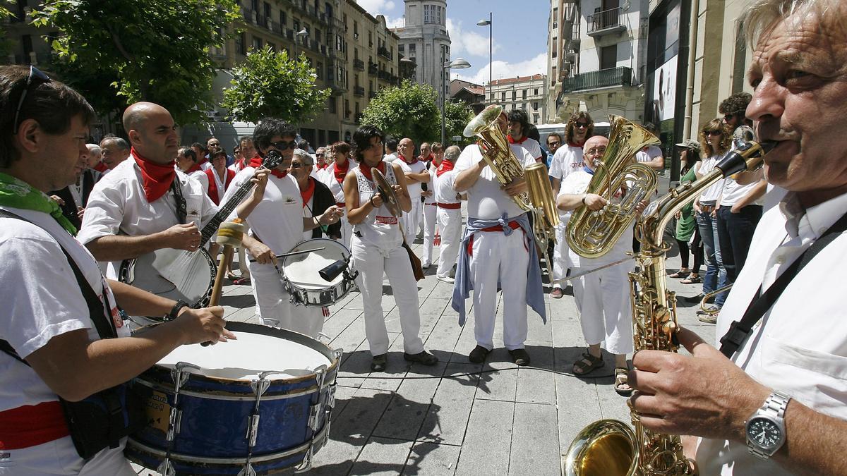 Las salidas de la Jarauta 69, a las 12.00 y a las 00.00, según días.