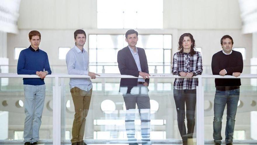 Cinco de los siete doctores premiados. De izq. a dcha.: Mikel Galar, Alfredo Ursúa, Francisco Idareta, Sara Martínez de Morentin y Martín Gastón, en la Biblioteca de la UPNA.