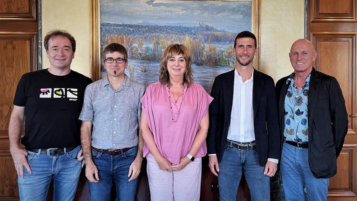 De izquierda a derecha: Iñaki Erroz, director de Paz de Ziganda Ikastola; Javier Arakama, director gerente de Euskarabidea; la vicepresidenta Ollo; Oier Sanjurjo, presidente de la Federación Navarra de Ikastolas; Josu Reparaz, director de la Federación Navarra de Ikastolas.