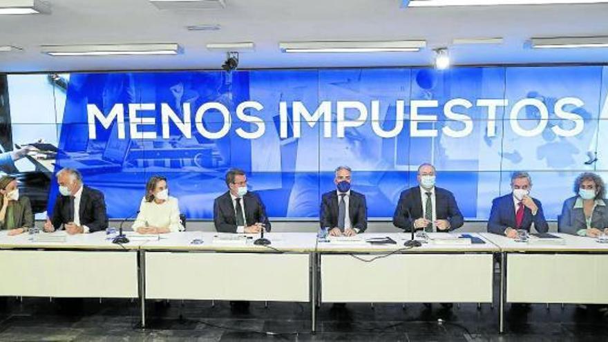 Igual que hace ahora Feijóo, Rajoy prometió bajar los impuestos. Al llegar al gobierno, los subió.