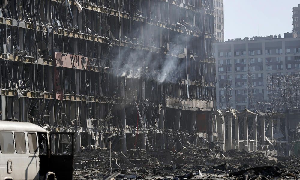 Rusia bombardea un centro comercial en Kiev