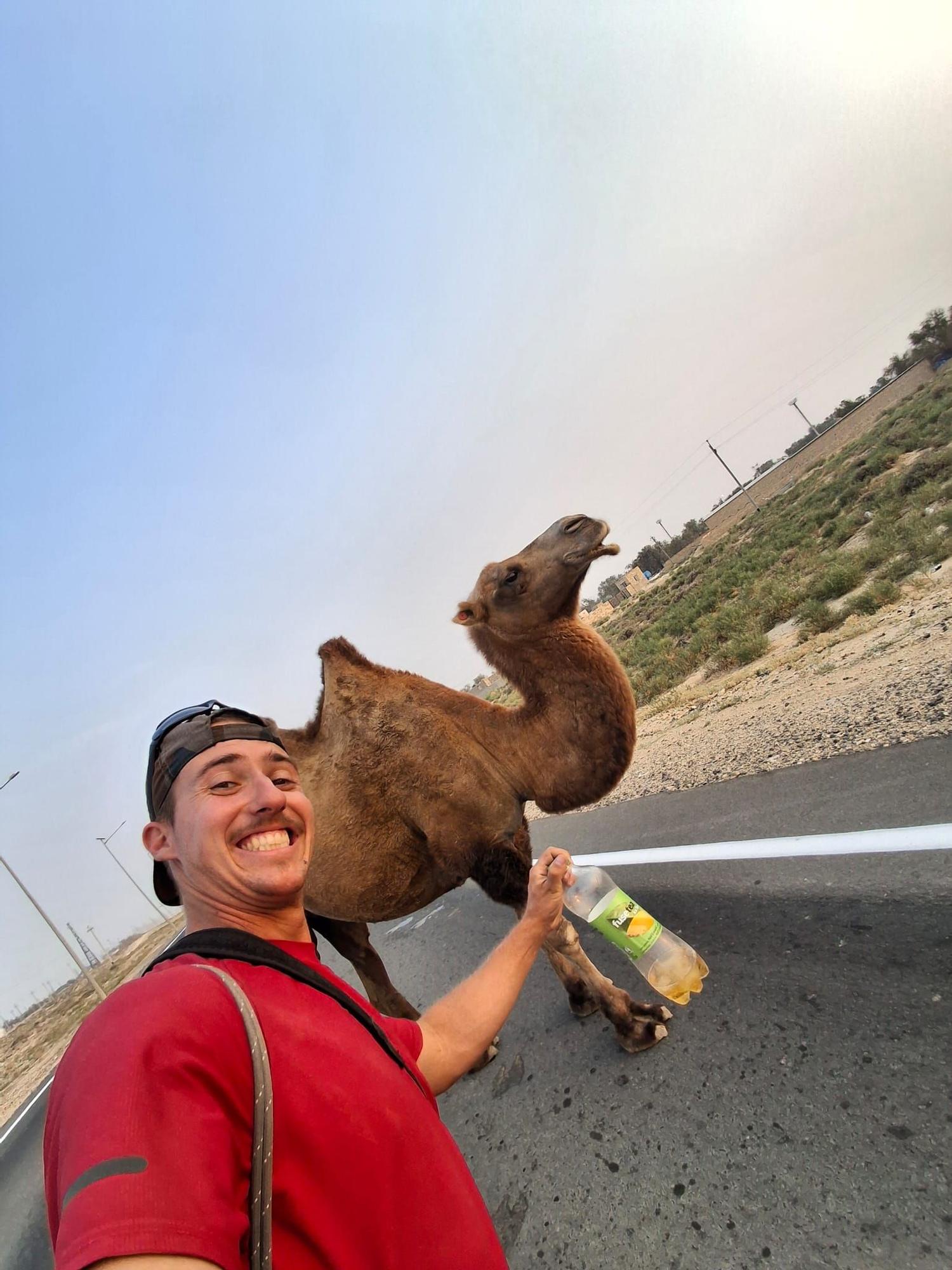 Eneko Azkue con un camello.